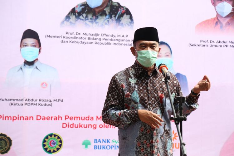 Menteri Koordinator Bidang Pembangunan Manusia dan Kebudayaan (Menko PMK) Muhadjir Effendy  saat meninjau pelaksanaan vaksinasi di Klinik PKU Muhammadiyah Darussalam Medika, Desa Getassrabi, Kecamatan Gebong, Kabupaten Kudus, Jawa Tengah, Sabtu (11/9/2021).