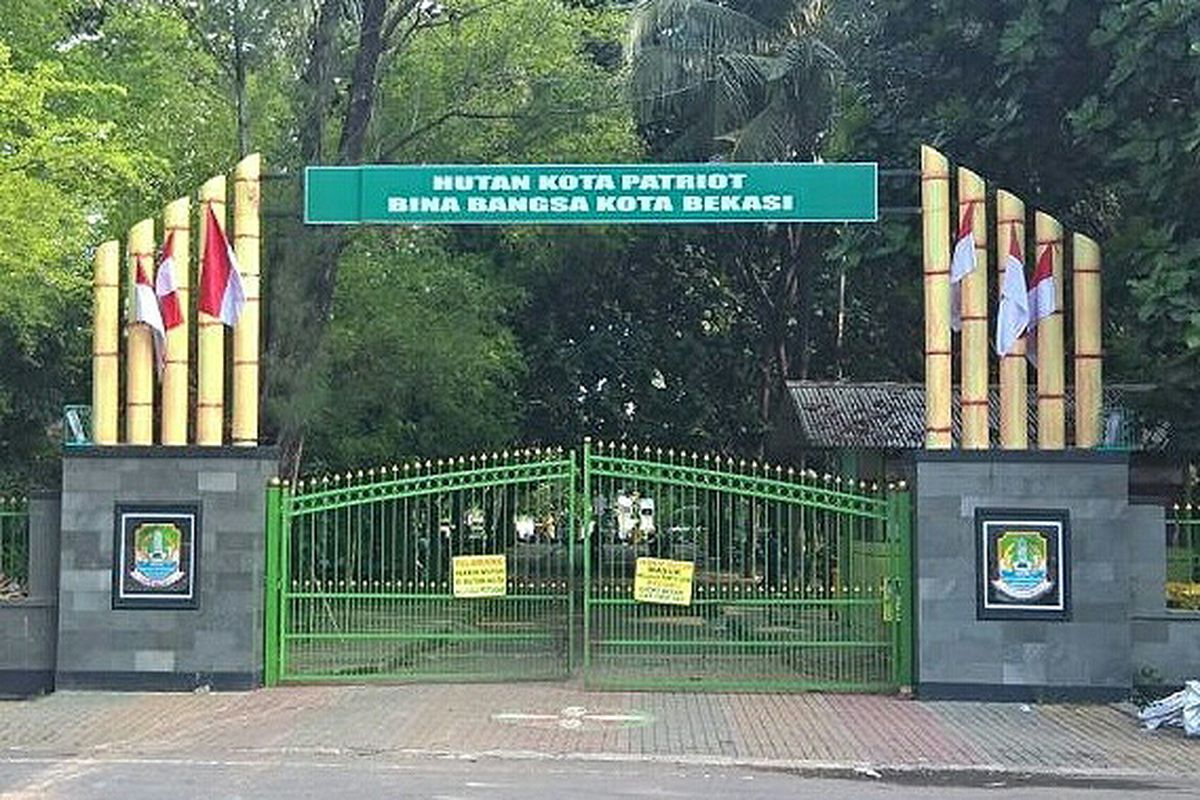 Pintu masuk Hutan Kota Patriot Bina Bangsa Kota Bekasi