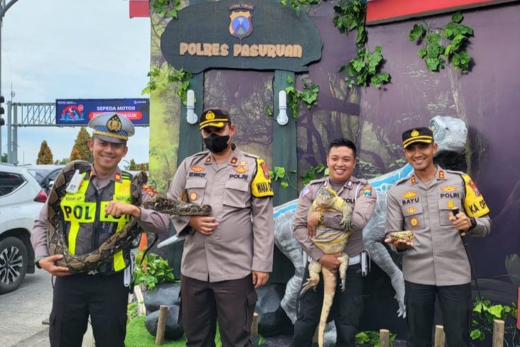 Polres Pasuruan hadirkan berbagai satwa di Pos Pelayanan Taman Dayu, Kabupaten Pasuruan selama Operasi Lilin Semeru 2022.