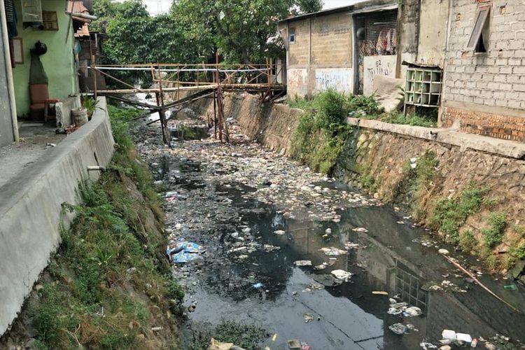 Tampak Kali Tegal Amba, Jakarta Timur dipenuhi sampah plastik dan kemasan makanan, Selasa (9/7/2019).