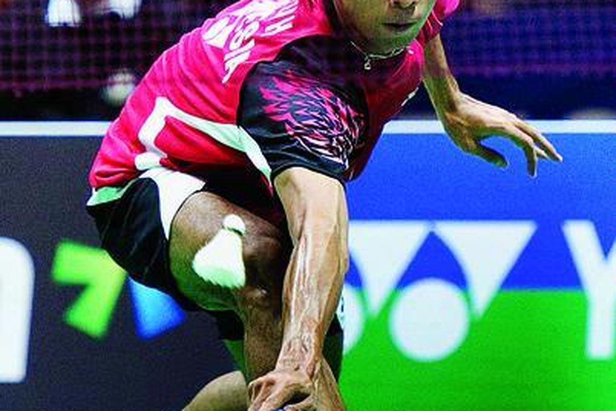 Pemain Indonesia, Dionysius Hayom Rumbaka, mengembalikan bola dari pemain China, Du Pengyu, pada kejuaraan bulu tangkis All England di National Indoor Arena, Birmingham, Inggris, Rabu (7/3). Hayom   menang 21-16, 15-21, 21-19.