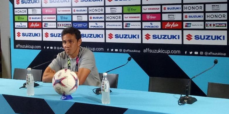Pelatih tim nasional Indonesia, Bima Sakti, memberikan keterangan kepada media seusai timnya kalah dari Singapura dengan skor 0-1 pada laga pertama Grup B Piala AFF 2018 di Stadion Nasional, Kalang, Singapura, Jumat (9/11/2018).
