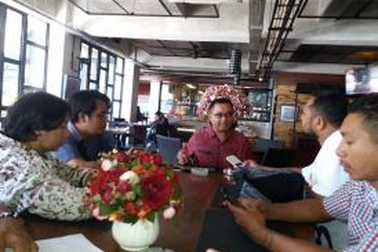 Staf khusus Herman Herry, Ronny Bunga sedang memberikan keterangan pers kepada sejumlah wartawan di Kota Kupang, NTT, Selasa (29/12/2015)