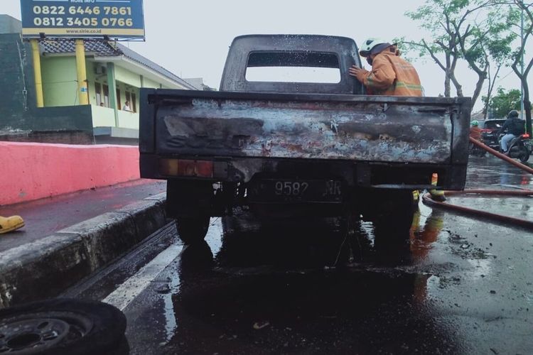 Petugas pemadam kebakaran Surabaya berjibaku untuk memadamkan api Mobil Pikap di Jembatan Merr, Rabu (12/21/2022)