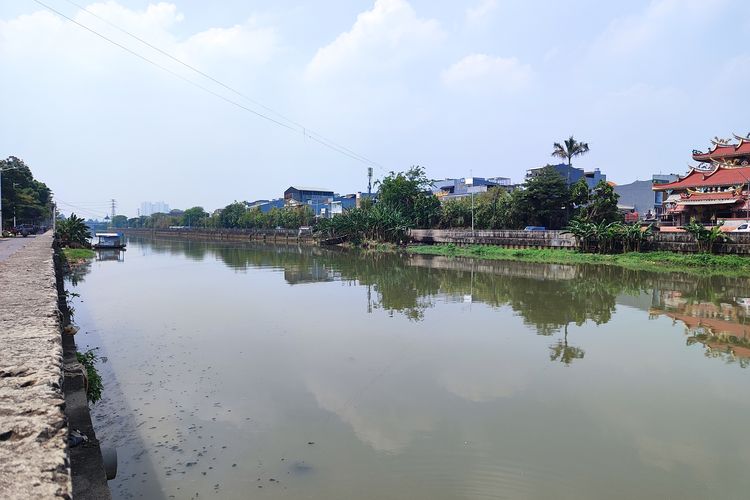 Kondisi Kanal Banjir Barat dekat Jakpro Memiontec Air, Penjaringan, Jakarta Utara, Minggu (17/9/2023). 