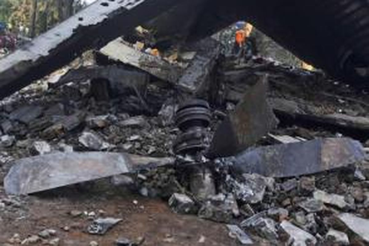 Anggota TNI melakukan pencarian korban jatuhnya pesawat Hercules C-130 milik TNI AU di Jalan Jamin Ginting, Medan, Sumatera Utara, 1 Juli 2015. Pesawat itu jatuh dua menit setelah lepas landas dari Pangkalan Udara Soewondo pada pukul 12.08 ketika hendak menuju Tanjung Pinang.