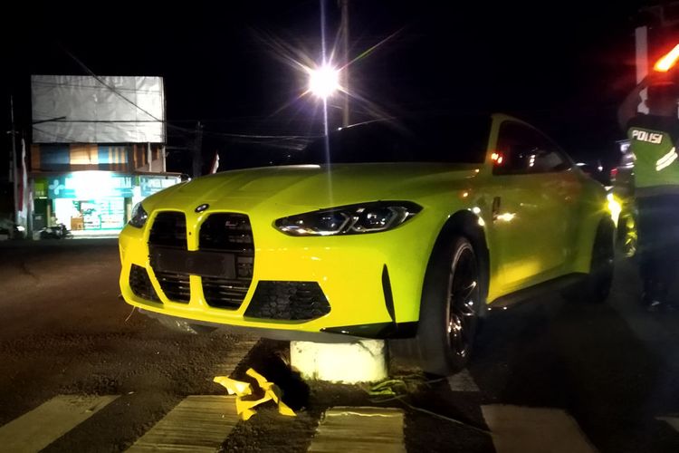 Sedan yang dikemudikan Wakil Bupati Blitar Beky Herdihansah menabrak pembatas jalan di simpang empat Kanigoro, Kabupaten Blitar, Jatim, Jumat (29/8/2025) malam