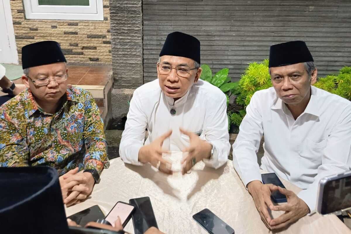 KH. Yahya Cholil Staquf atau Gus Yahya usai mengikuti pertemuan para kiai sepuh dan Mustasyar NU, di Pesantren Tebuireng, Jombang, Jawa Timur, Sabtu (6/12/2025).