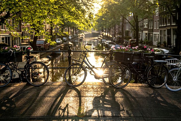 Belanda dikenal dengan kebiasaan masyarakatnya bersepeda sebagai transportasi utama