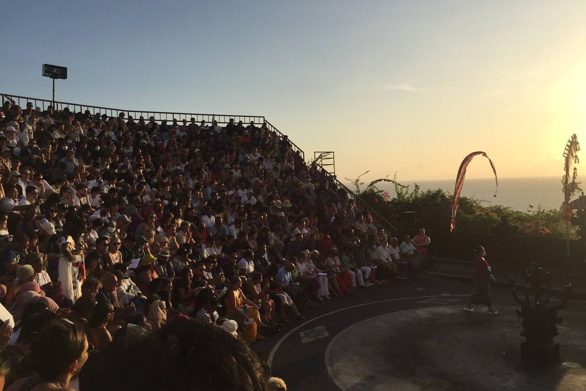 Penampilan Tari Kecak di Uluwatu, Bali