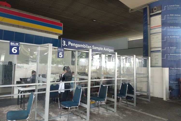 Pelayanan tes antigen untuk calon penumpang di Stasiun Gambir, Jakarta Pusat terpantau sepi imbas adanya aturan baru naik kereta api jarak jauh tidak wajib tunjukkan hasil tes Covid-19.