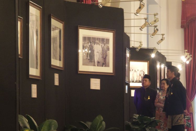 Presiden Joko Widodo, Wakil Presiden Jusuf Kalla dan Presiden kelima RI Megawati Soekarnoputri meninjau pameran foto sejarah Konferensi Asia Afrika di lorong Istana Negara, Selasa (18/4/2017).