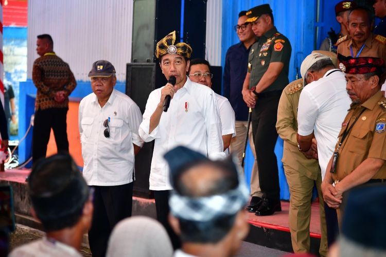 Presiden Joko Widodo saat memberikan sambutan sebelum menyerahkan bansos beras kepada masyarakat di Kompleks Pergudangan Laende, Kabupaten Muna, Sulawesi Tenggara, Senin (13/5/2024).