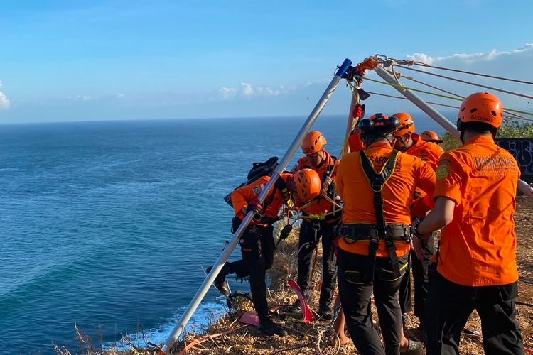 3 Buruh Proyek Terjebak Air Pasang di Bali, Berlindung di Atas Karang