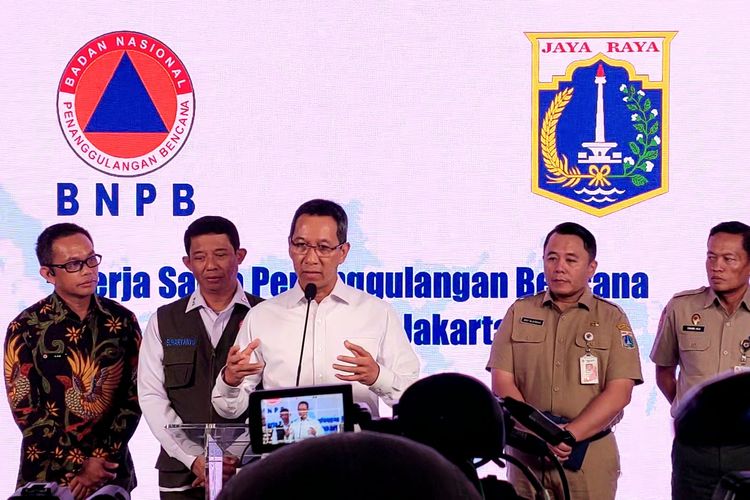 Penjabat Gubernur DKI Heru Budi Hartono, mengunjungi Kepala Badan Nasional Penanggulangan Bencana (BNPB) Letjen TNI Suharyanto di Grha BNPB, Jakarta Timur, pada Selasa (27/12/2022). 