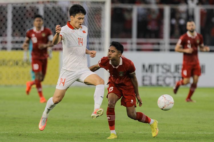 Pemain timnas Indonesia, Marselino Ferdinan Philipus berebut bola dangan pemain timnas Vietnam, Nguyen Hoang Duc pada leg pertama semifinal Piala AFF 2022 di Stadion Utama Gelora Bung Karno (SUGBK), Jakarta, Jumat (6/1/2023). Pertandingan ini berakhir dengan skor 0-0.