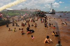 Warga Tionghoa Mandi Peh Cun Tengah Hari di Sungai Kapuas