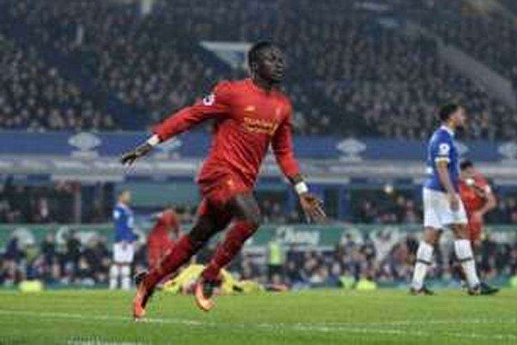 Pemain Liverpool, Sadio Mane, mencetak gol ke gawang Everton pada masa injury time, dalam laga Premier League di Stadion Goodison Park, Senin (19/12/2016) waktu setempat.