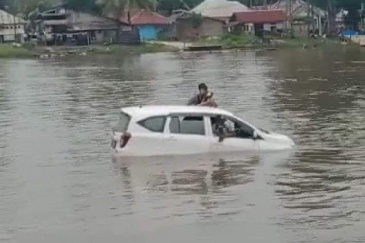 Mobil angkut satu keluarga tenggelam di Sungai Konaweha, kabupaten Konawe. 5 orang selamat dan 3 orang hilang, Minggu (19/9/2021).