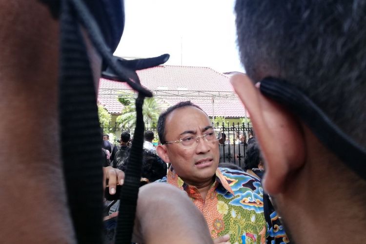 Pengacara sekaligus pengajar Universitas Mercu Buana (UMB) Firman Wijaya tampak mengunjungi kediaman almarhum pengusaha Probosutedjo di Jalan Diponegoro Nomor 20-22, Jakarta, Senin (26/3/2018)