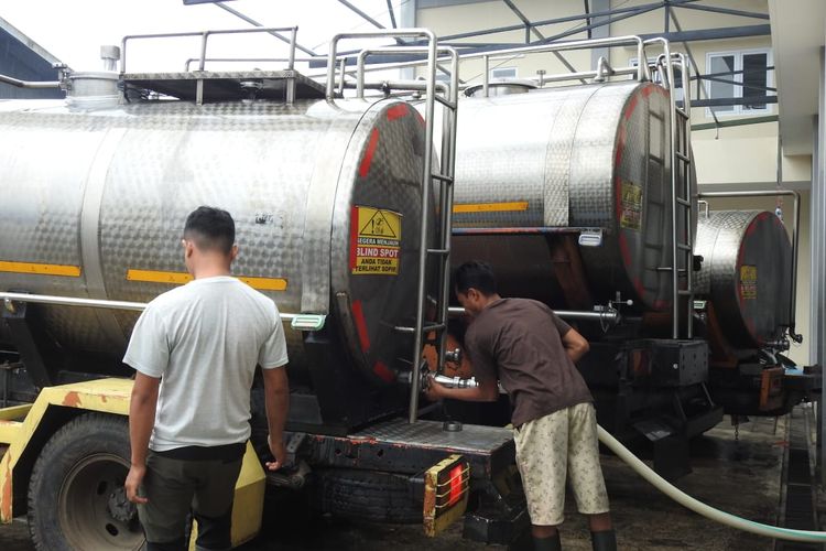 Proses pengisian susu sapi ke tangki KUD Senduro sebelum dikirim ke pabrik, Kamis (26/5/2022)