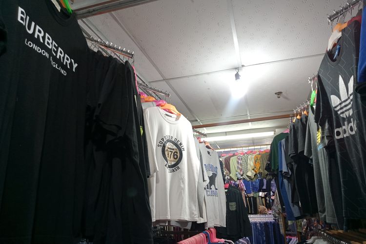 Thrifting pakaian bermerek (branded) di Metro Atom Pasar Baru, Jakarta Pusat.