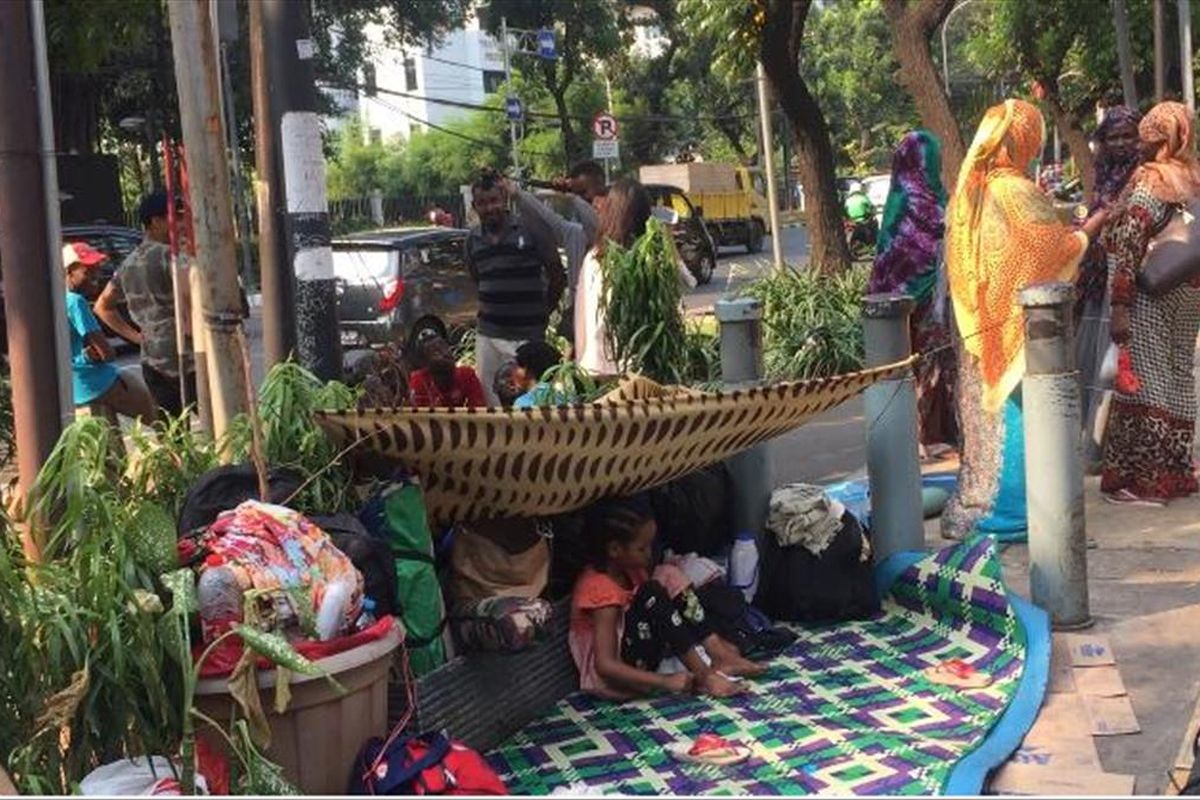 Pencari suaka dari Afganistan dan Somali di Trotoar Kebon Sirih, Menteng, Jakarta Pusat, Rabu  (3/7/2019).