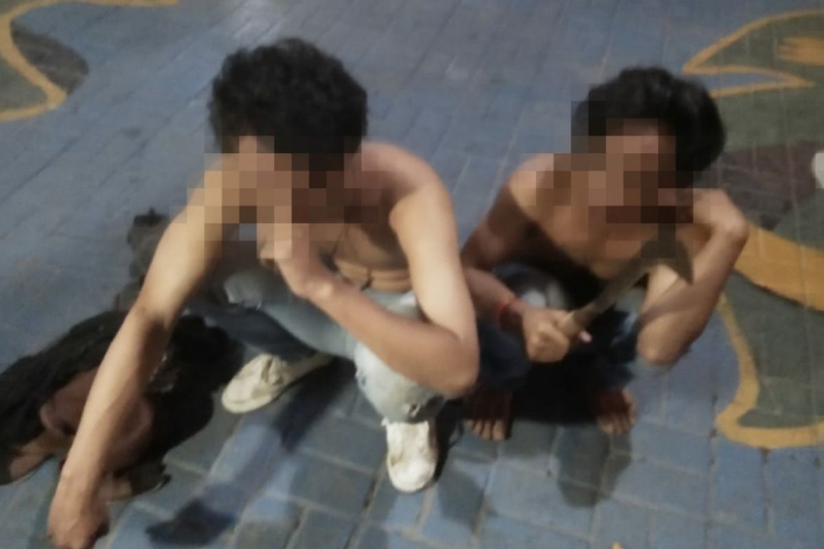 Dua pelaku begal ditangkap Tim Pemburu Preman Polres Metro Jakarta Barat saat patroli di Kawasan Kembangan Kerep, Jakarta Barat, Minggu (3/2/2019).
