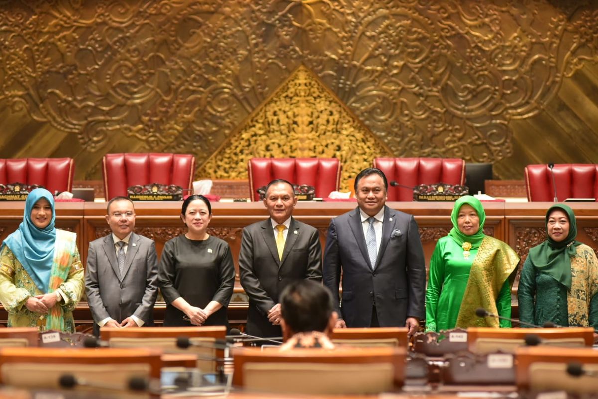 Foto bersama Pimpinan DPR RI dengan tiga Anggota PAW, Siti Maryam dari Fraksi Partai NasDem Dapil Sulsel II; Munawaroh dari Fraksi PPP Dapil Jawa Tengah X; Qumi Husnuniyati dari Fraksi PKB Dapil Jawa Timur IV di Gedung Nusantara II, DPR RI, Senayan, Jakarta, Kamis (28/3/2024). 