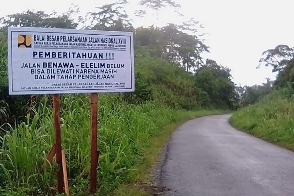 Pembangunan jalan Trans-Papua.