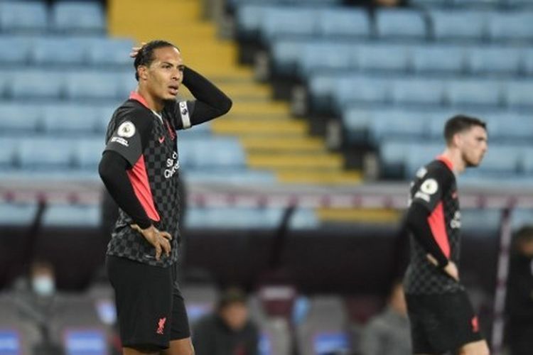 Reaksi Virgil van Dijk setelah Aston Villa mencetak gol ketujuh. Liverpool kalah telak 2-7 dari tuan rumah Aston Villa pada laga pekan keempat Liga Inggris 2020-2021 yang digelar di Stadion Villa Park, Minggu (4/10/2020) malam waktu setempat.