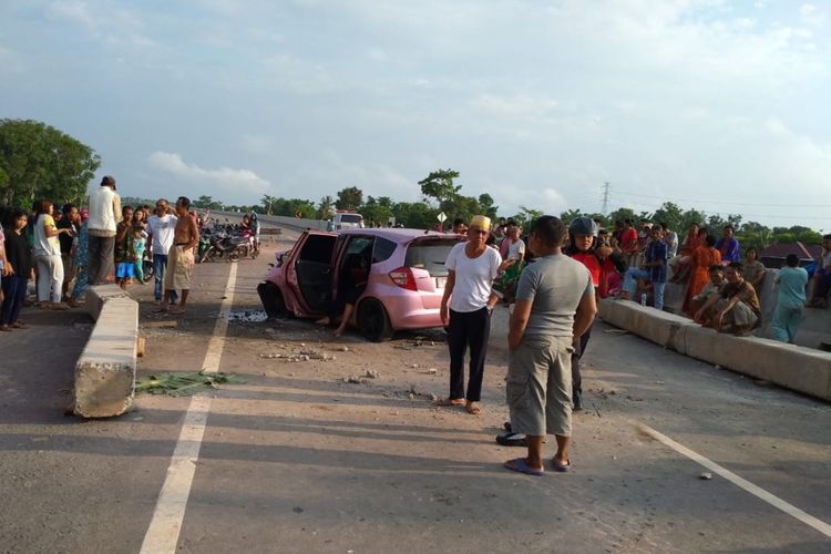 Kecelakaan tunggal di tol Kayuagung-Palembang di kilometer 335 yang menyebabkan tiga orang tewas, Kamis (26/3/2020). Kecelakaan itu terjadi lantaran pengemudi nekat menerobos pintu masuk tol. Padahal, jalan tol itu belum dibuka karena masih dalam proses pengerjaan.