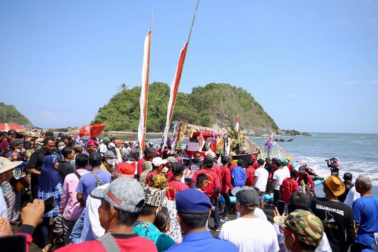 Prosesi larung sesaji petik laut di Pantai Lampon Banyuwangi 