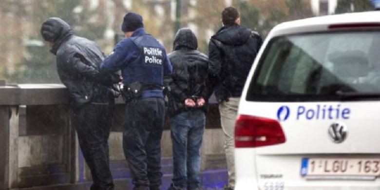 Polisi Brussels, Belgia menahan beberapa tersangka orang dalam upaya pengejaran terhadap Salah Abdeslam, tersangka pelaku serangan di Paris yang masih buron