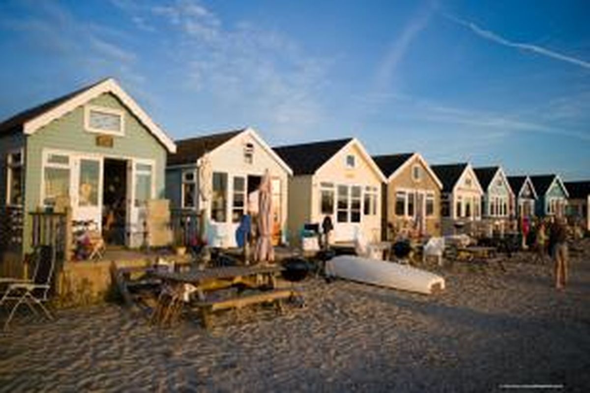 Rumah pantai di Dorset, Inggris ini tak pernah sepi peminat. Padahal tidak dilengkapi saluran air, pembuangan dan toilet. 