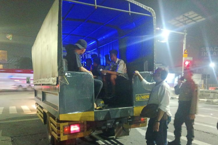 22 anak di bawah umur usai diamankan, lantaran konvoi saat Tahun Baru di Surabaya, Senin (1/1/2024)
