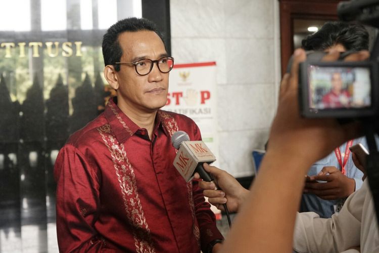 Ahli yang diajukan oleh KPK dalam sidang sidang uji materi terkait hak angket, Refly Harun, usai memberikan keterangan ahli dari pihak pemerintah dalam sidang uji materi pasal 79 ayat (3) UU MD3 di Mahkamah Konstitusi, Jakarta Pusat, Rabu (25/10/2017). 