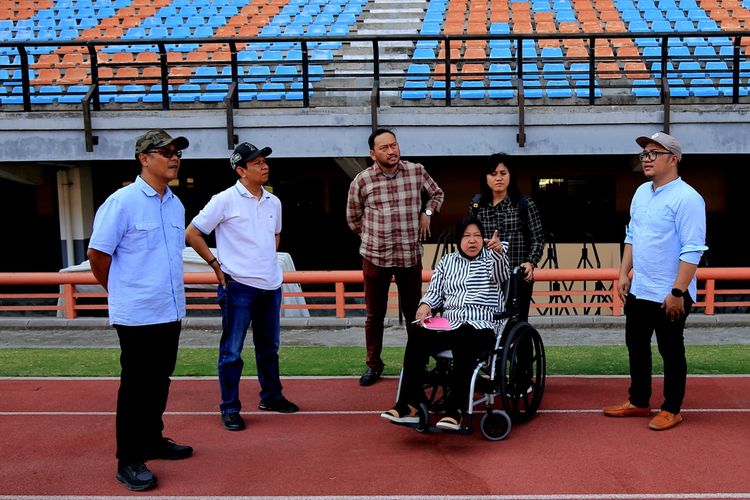 Wali Kota Surabaya Tri Rismaharini bersama jajarannya saat melakukan sidak di Stadion Gelora Bung Tomo, Surabaya, Jawa Timur, Sabtu (23/11/2019).