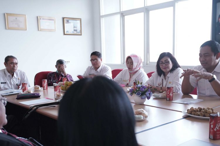 Wali Kota Semarang Hendrar Prihadi di dampingi Jajaran Direksi RSUD KRMT Wongsonegoro menerima tim Survei Akreditasi Standar Nasional Akreditasi Rumah Sakit (SNARS edisi 1) di RSUD KRMT Wongsonegoro Kota Semarang. 