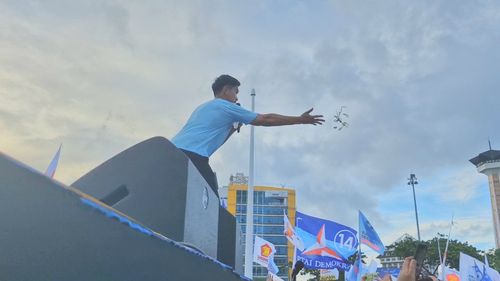 Kaesang Bagikan Gantungan Kunci Belimbing Sayur Bergambar Muka Gibran