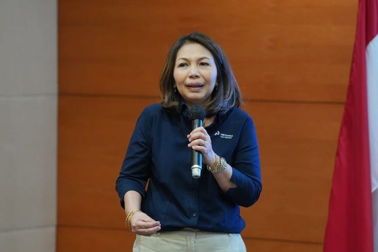 Direktur Sales dan Operasi PT PGN TBK, Ratih Esti Prihatini memberikan sambutan pada acara penandatanganan pokok-pokok kerja sama PGN dengan PT Kawasan Industri Mongondow (Kimong) di Kantor PGN Pusat, Jakarta, Jumat (18/1/2024).