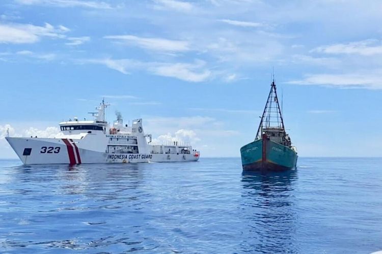 Kepal Negara (KN) Pulau Dana - 323 milik Bakamla RI atau Indonesia Coast Guard berhasil menangkap kapal ikan asing (KIA) asal Vietnam yang diduga melakukan aktivitas pencurian ikan di Laut Natuna Utara, Kabupaten Natuna, Kepulauan Riau (Kepri), Minggu (26/7/2020).