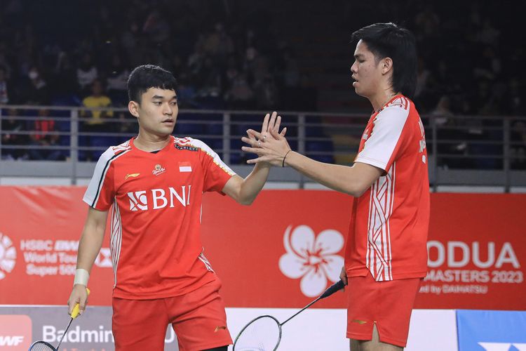 Leo Rolly Carnando/Daniel Marthin saat melawan Aaron Chia/Soh Wooi Yik pada perempat final Malaysia Masters 2023 di Axiata Arena, Kuala Lumpur, Jumat (26/5/2023). Leo/Daniel menang 21-18, 21-19. Selanjutnya, Leo/Daniel akan menjadi salah satu wakil Indonesia yang akan berjuang pada Thailand Open 2023. Terkini, Leo/Daniel tengah tampil pada Singapore Open 2023. Mereka akan berjuang di perempat final pada Jumat (9/6/2023) siang WIB.