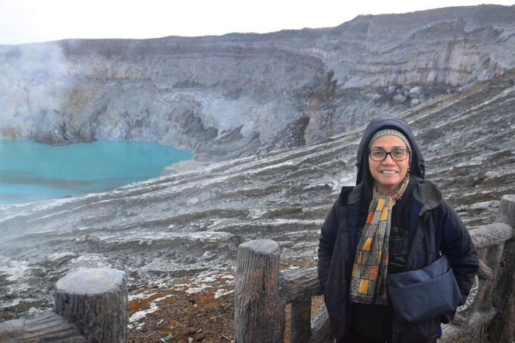 Sri Mulyani, menteri Keuangan saat mendaki Gunung Ijen Jumat (2/3/2018)