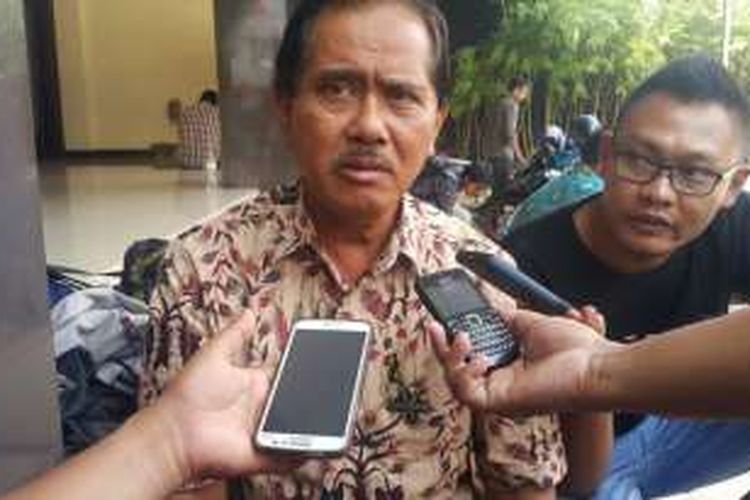 Ketua Asosiasi Jasa dan Konstruksi Gapeksindo Kota Madiun, Sutomo memberikan keterangan kepada wartawan usai diperiksa penyidik KPK sebagai saksi kasus suap tersangka Walikota Madiun, Bambang Irianto, Jumat (2/12/2016) .