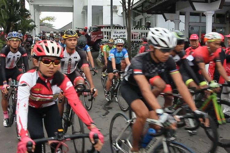 (dokumentasi) Sejumlah peserta Tour De Linggarjati 2019 mulai bergerak dari Pendopo Kabupaten Kuningan menuju titik finish, pada Rabu (11/09/2019).