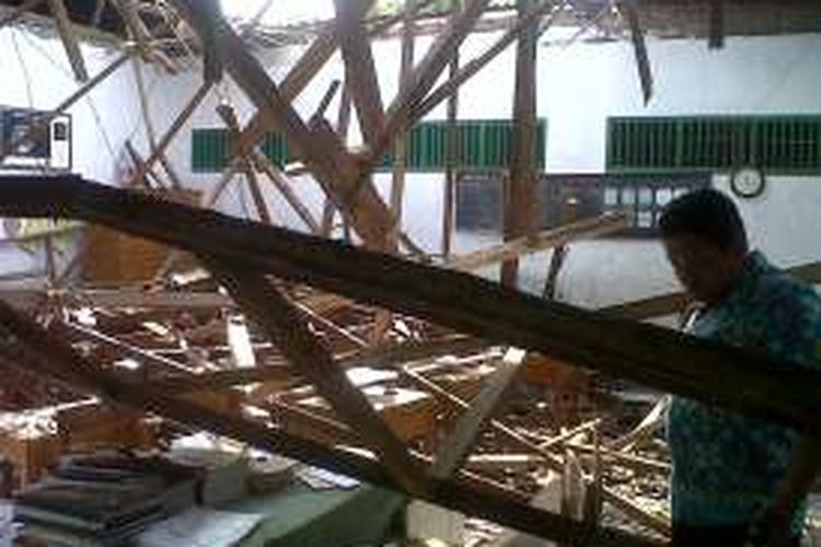 Atap bangunan ruang  kelas 5 B SD Negeri Turitempel , Kecamatan Guntur , Demak, ambruk dan mengakibatkan belasan siswa yang sedang mengikuti ujian kenaikan kelas mengalami luka luka  tertimpa. atap. bangunan, Kamis (2/6/2016) pagi