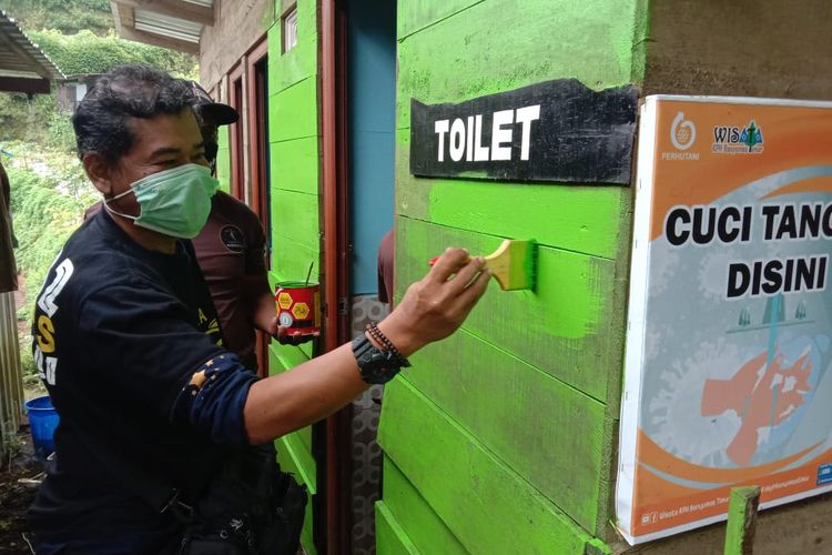 Komunitas sepeda motor LA 32 Riders membersihkan dan mempercantik toilet di Gunung Prau, Dieng, Jawa Tengah.