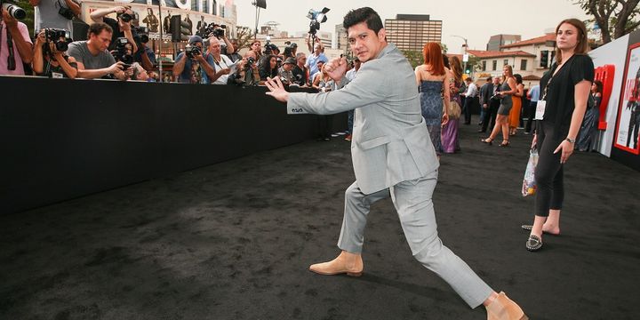 Aktor laga Indonesia Iko Uwais berpose dengan gerakan pencak silat saat menghadiri pemutaran perdana Mile 22  di Westwood Village Theatre, Westwood, California, pada Jumat (9/8/2018).