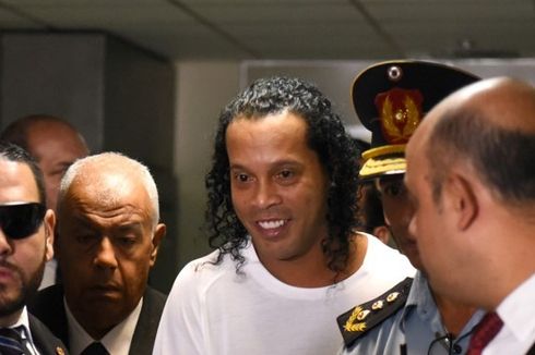 Sudah 1 Bulan Mendekam di Penjara, Kapan Ronaldinho Akan Bebas?